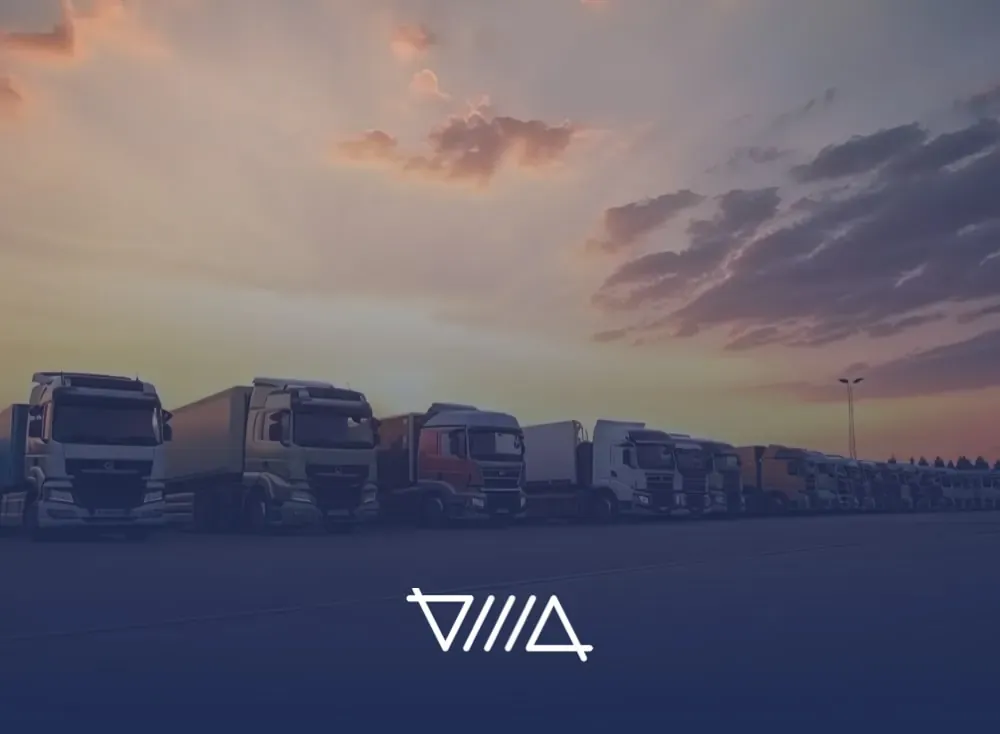 Fila de camiones de carga estacionados al atardecer, imagen del sector del transporte