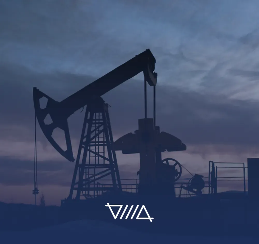 Silueta de una bomba de extracción de petróleo contra un cielo nublado al anochecer