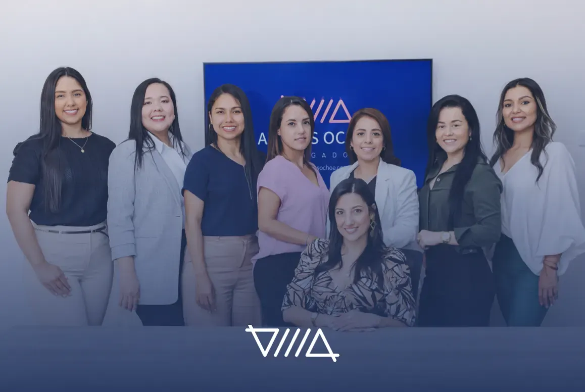 Equipo de la firma de abogados empresariales Arenas Ochoa frente a su logo en Bucaramanga